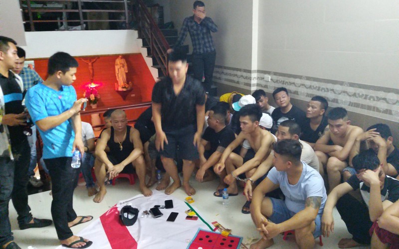 nua dem "dot kich" soi bac mang xe dua don con bac hinh 1