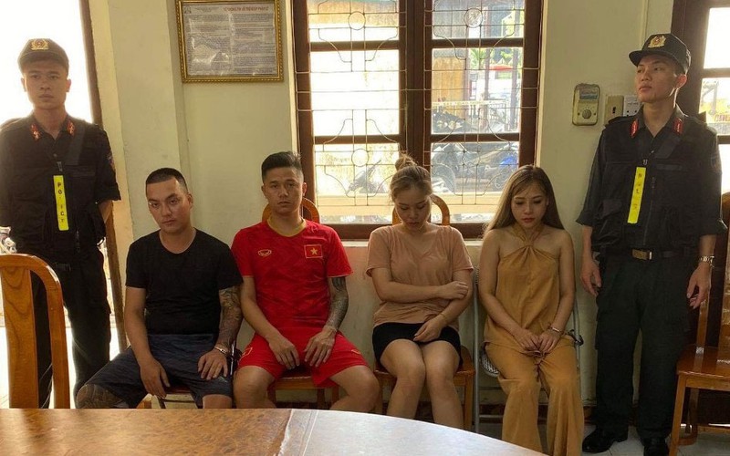kieu nu giau ma tuy trong op dien thoai khi di chuyen tren o to hinh 1