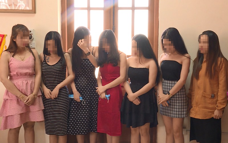 thanh nien "mo tiec ma tuy", mua ban dam trong quan karaoke hinh 1