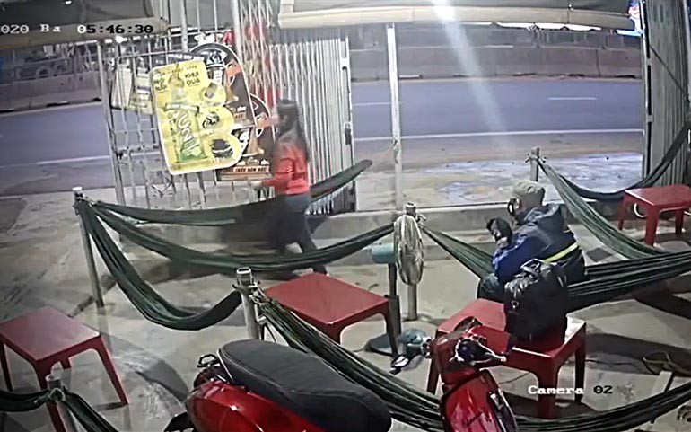 chi em chu quan ca phe bi khach la tan cong bang bua hinh 1