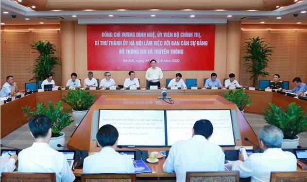 bi thu ha noi lam viec voi ban can su dang bo thong tin va truyen thong hinh 1