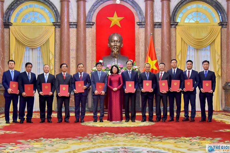 pho chu tich nuoc trao quyet dinh bo nhiem 12 dai su  hinh 1