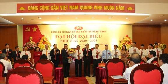ong hoang van tra tai cu bi thu dang uy co quan ubkt trung uong hinh 1