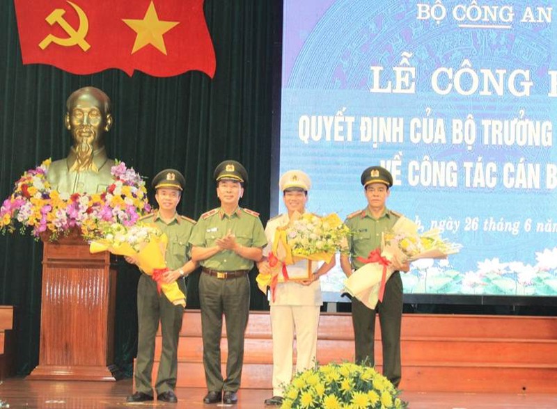 thieu tuong nguyen huu cau, giam doc cong an nghe an nghi huu tu 1/7 hinh 1