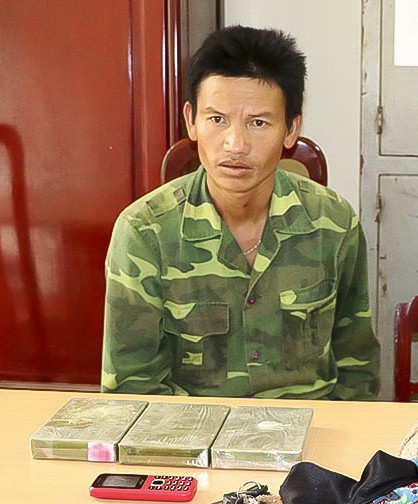 bat qua tang doi tuong van chuyen 3 banh heroin hinh 1