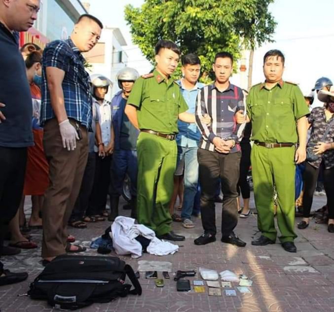 bat doi tuong van chuyen ma tuy da mang theo hang nong hinh 1