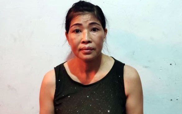chu quan ca phe thue nhan vien ban dam cho khach hinh 1