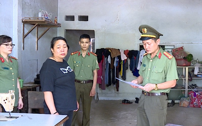 nong 24h: chu quan ca phe dieu nhan vien ban dam cho khach hinh 6