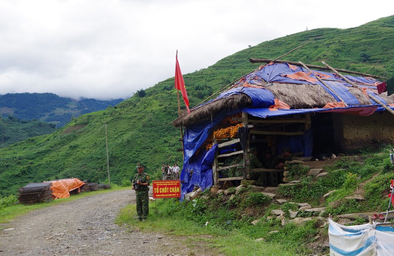 bộ đội lại dựng lều chặn đường mòn, lối mở phòng chống covid-19 hình 3 bo doi lai dung leu chan duong mon, loi mo phong chong covid-19 hinh 3