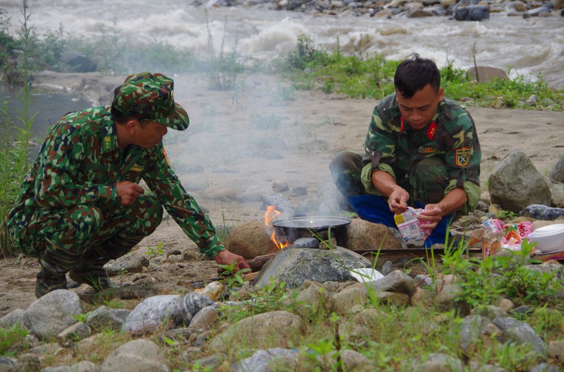 bộ đội lại dựng lều chặn đường mòn, lối mở phòng chống covid-19 hình 11 bo doi lai dung leu chan duong mon, loi mo phong chong covid-19 hinh 11