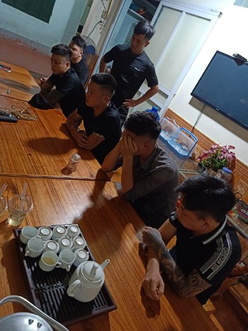lam ro viec nhom thanh nien gay roi truoc cong cong an phuong o lao cai hinh 2