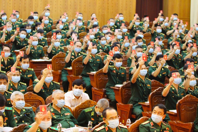 trung tuong do danh vuong lam bi thu dang uy bo doi bien phong hinh 2