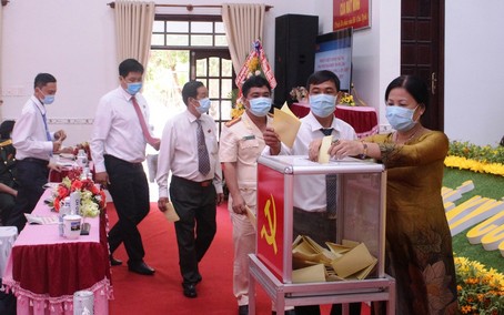 ong ho van huan tai dac cu bi thu thanh uy vinh long hinh 1