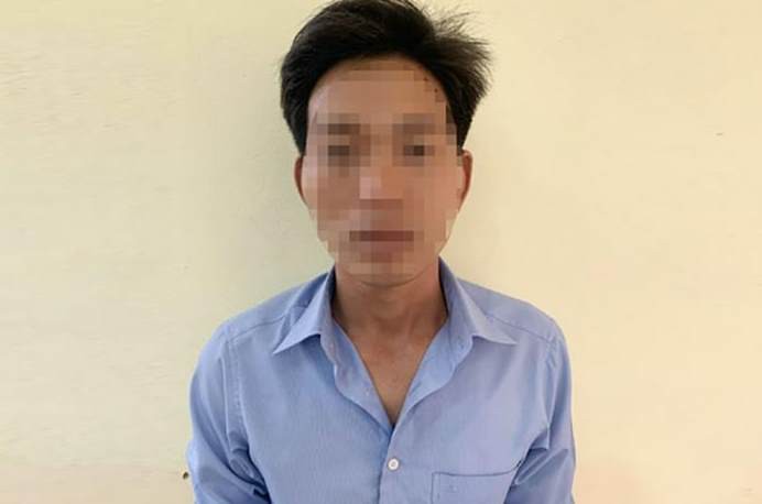 choi o noi cong cong, be gai 12 tuoi bi "yeu rau xanh" dam o hinh 1