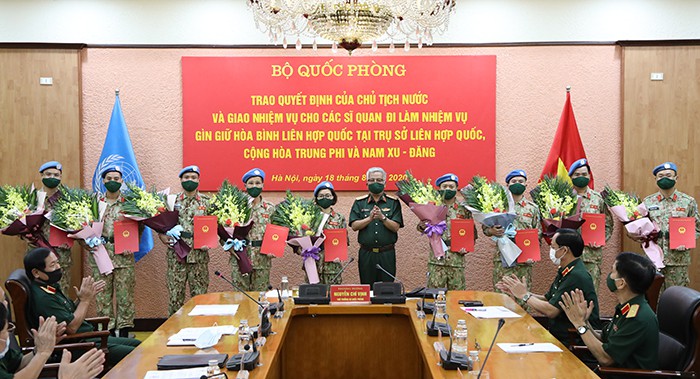 trao quyet dinh cho 10 si quan di lam nhiem vu gin giu hoa binh hinh 1
