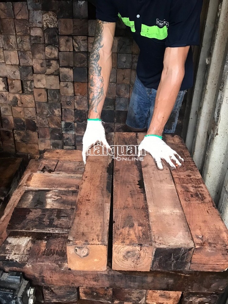 kham xet 60 container go quy nhap lau, uoc tri gia khoang 20 ty hinh 1