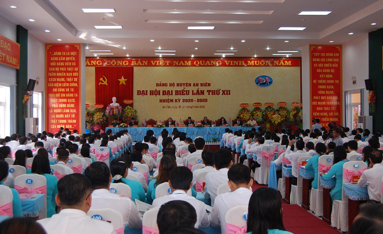 gop y van kien con xuoi chieu, it tranh luan tai dai hoi hinh 1