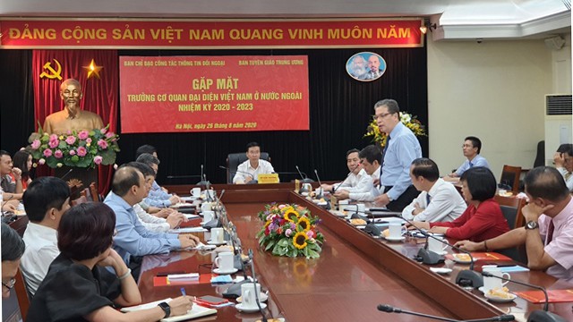 ong vo van thuong gap mat truong co quan dai dien viet nam o nuoc ngoai hinh 1