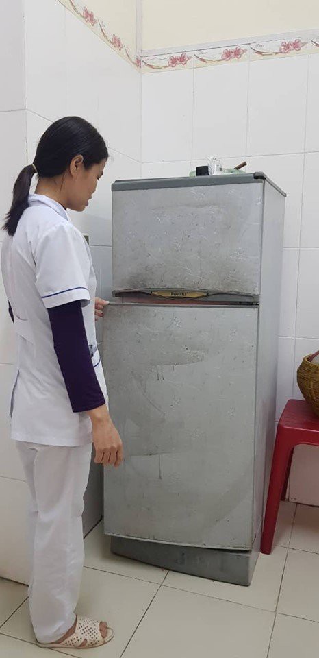 nong 24h: co gai khai gi khi bo chat doc vao coc tra sua hinh 2