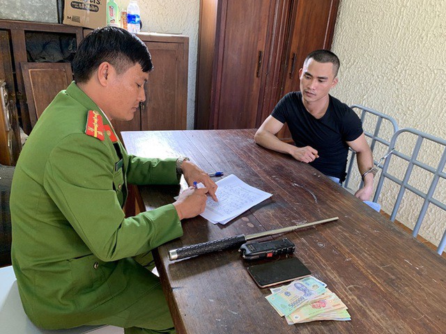 vo ngoai tinh, chong bat tinh dich viet giay ban xe hinh 1