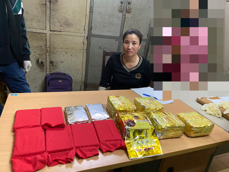 bat ba trum dat cang thu 10 banh heroin va 5kg ma tuy da hinh 1