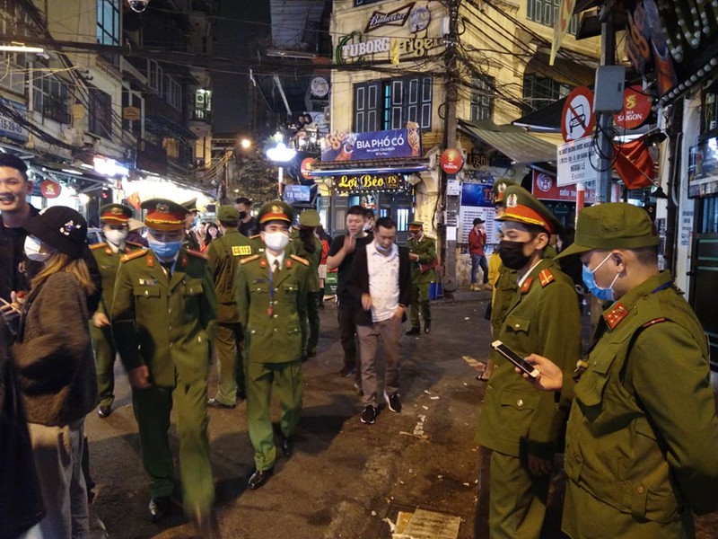 phong dich covid-19 cac quan bar, karaoke…pho co ha noi dong cua tu 0h hinh 3