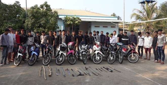33 thanh nien mang sung, ma tau giai quyet mau thuan hinh 1