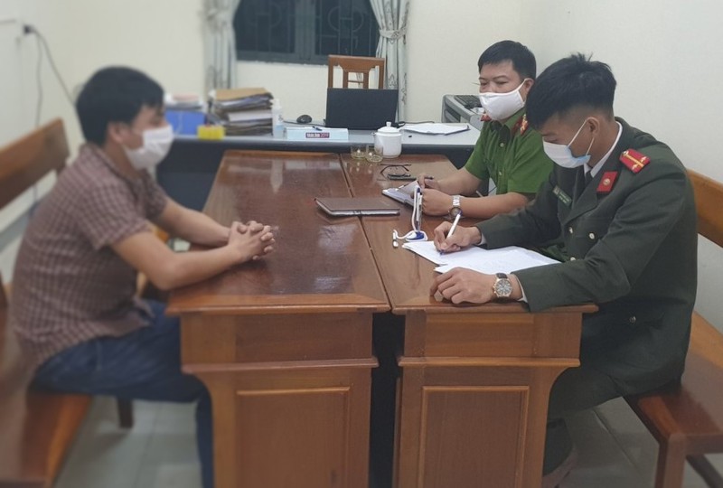 cong an trieu tap nam thanh nien dang tin dich covid-19 tran khap lang hinh 1