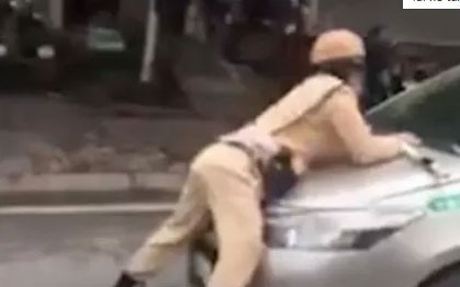 tam giu hinh su lai xe taxi hat canh sat giao thong len nap capo hinh 2