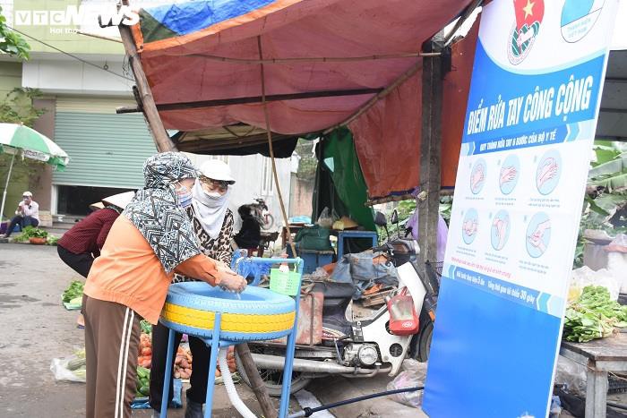 "ho bien" lop xe da qua su dung thanh bon rua tay phong covid-19 hinh 10