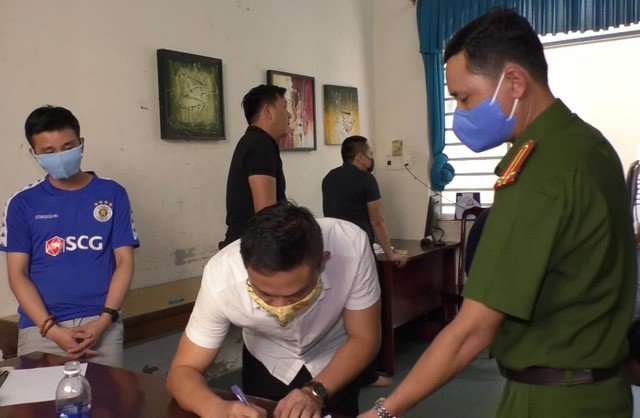 nhieu con bac "lieu minh" nhay tu tang 3 xuong dat de thoat than hinh 3