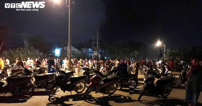 anh: bat chap lenh cach ly xa hoi, hang tram nguoi tu tap xem dam chay  hinh 5