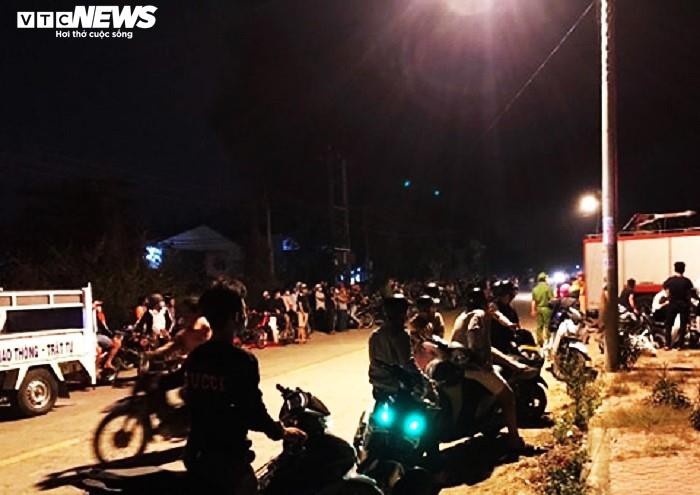 anh: bat chap lenh cach ly xa hoi, hang tram nguoi tu tap xem dam chay  hinh 10