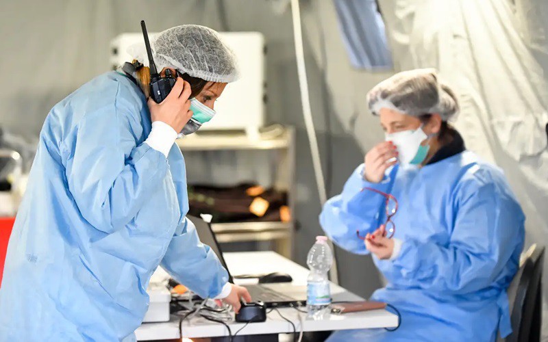 19 nhan vien y te anh tu vong do nhiem virus sars-cov 2 hinh 1
