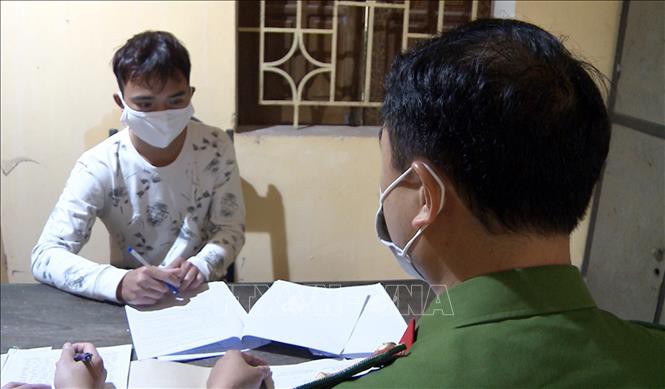 lai xe khong doi mu bao hiem va deo khau trang con chong doi cong an hinh 1