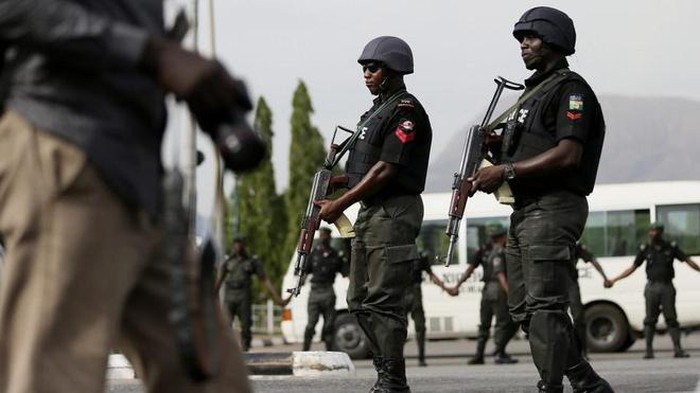 cac tay sung o nigeria giet hai 47 dan lang hinh 1