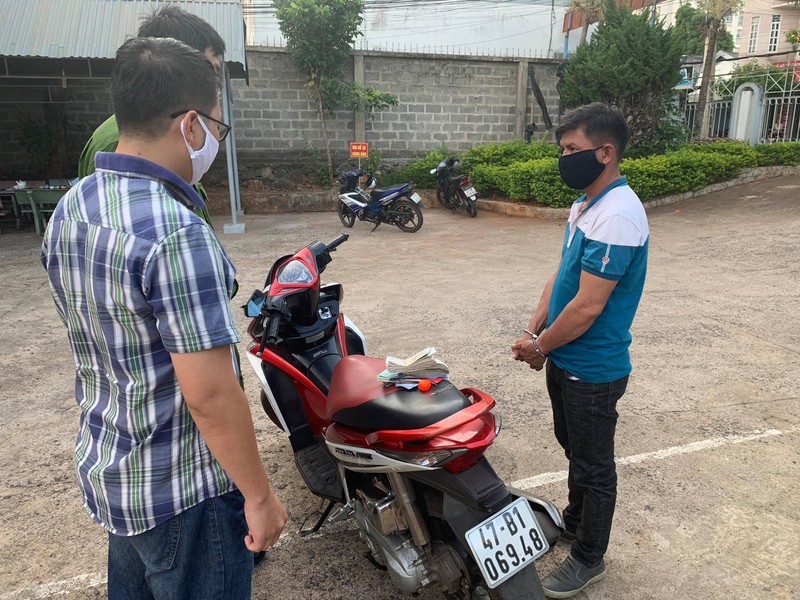 bat doi tuong chuyen cay cop xe may trom cap tai san hinh 1