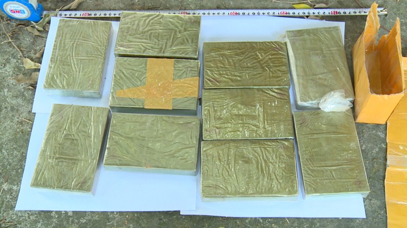 cong an tinh vinh phuc bat doi tuong van chuyen 10 banh heroin hinh 2