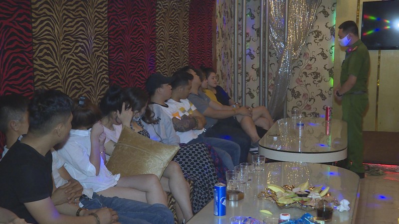 cho khach thue phong karaoke su dung ma tuy giua mua dich  hinh 2