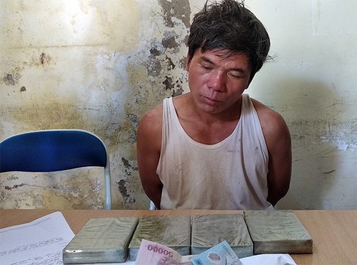 bat doi tuong loi dung le ky niem van chuyen trai phep 4 banh heroin hinh 1