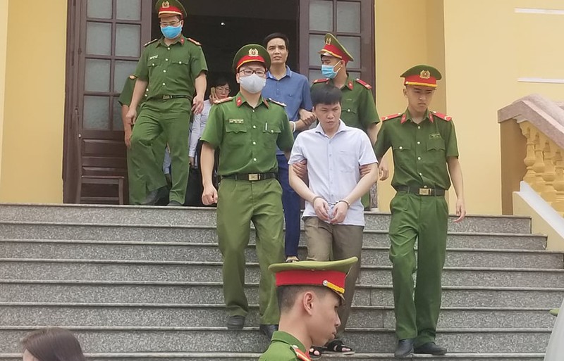 vu diem thi hoa binh: "pho hieu truong khong the thao tung ca ky thi" hinh 1