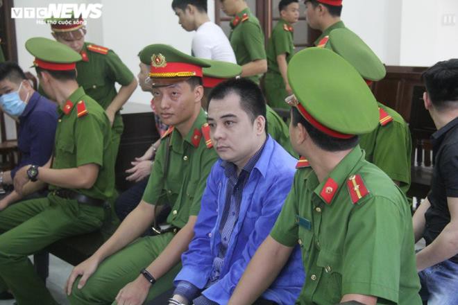 bi nho nuoc bot, giam doc goi giang "36" den vay xe cho cong an hinh 1