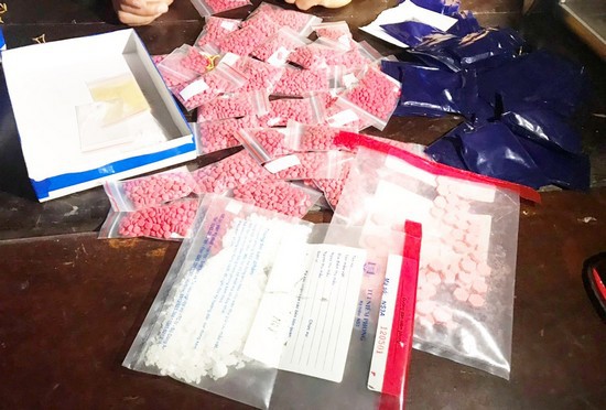 thu sung quan dung om 6.700 vien hong phien trong khu chung cu hinh 2