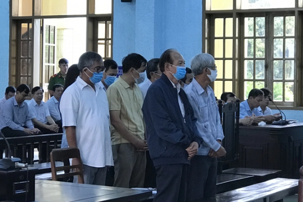 gia lai: hoan phien toa xet xu 9 can bo so y te hinh 1