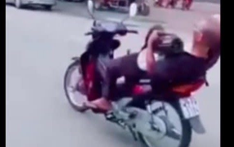 xu phat 8,25 trieu dong u60 buong hai tay dieu khien xe may hinh 1