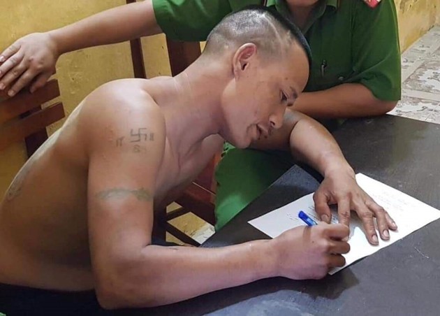 khoi to ke 2 tay 2 dao chem trong thuong canh sat hinh 1