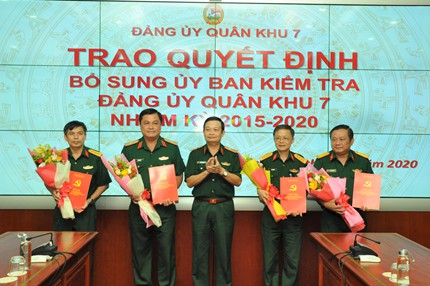 cong bo quyet dinh cua ban thuong vu quan uy trung uong ve cong tac can bo hinh 1