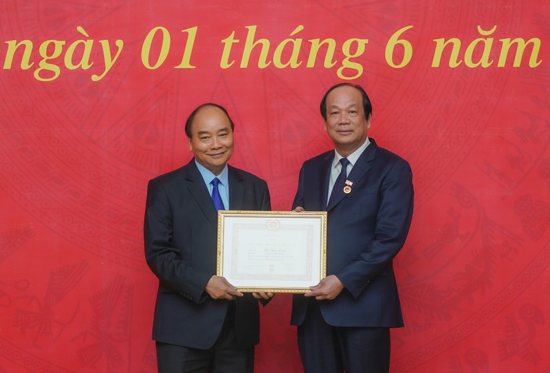 thu tuong du le trao huy hieu dang cua van phong chinh phu hinh 1