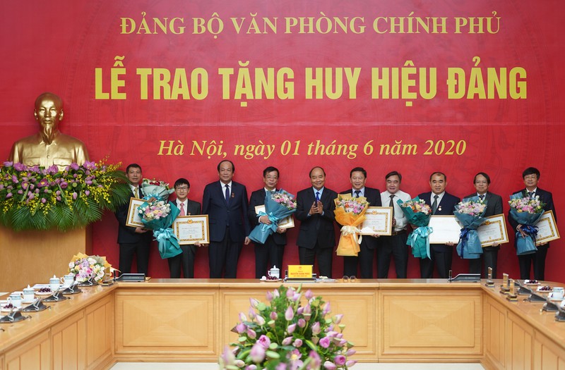 thu tuong du le trao huy hieu dang cua van phong chinh phu hinh 2