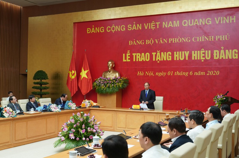 thu tuong du le trao huy hieu dang cua van phong chinh phu hinh 3